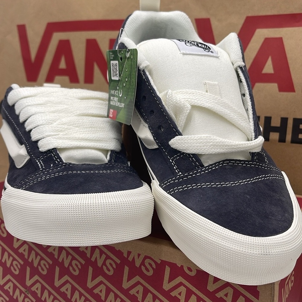 Vans Men’s Gray and White Sneakers Knu Skool
Pig Suede Gray
VN000CS0BGF - Picture 16 of 16